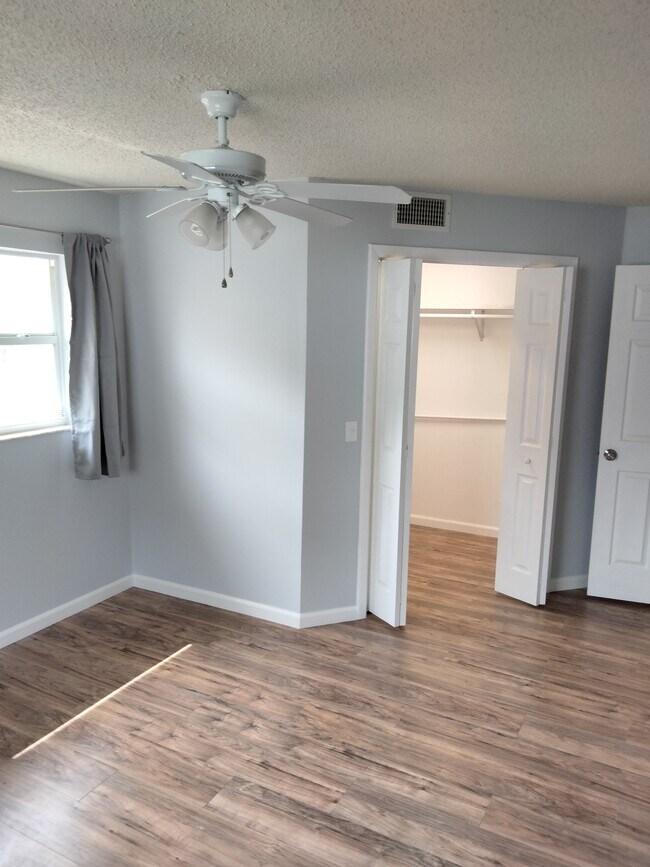 Master bedroom, walk in coset - 977 2nd Ave NE