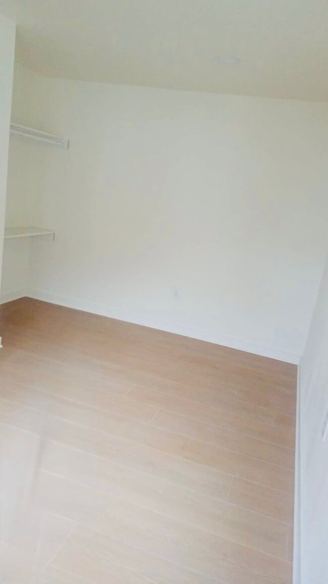 Building Photo - 690 W 8th St