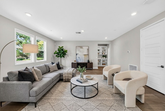 Building Photo - 346 Chorus