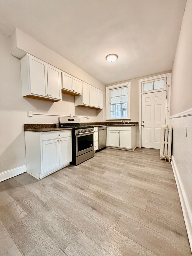 Foto del edificio - Huge townhome available. Four bedrooms three bath.