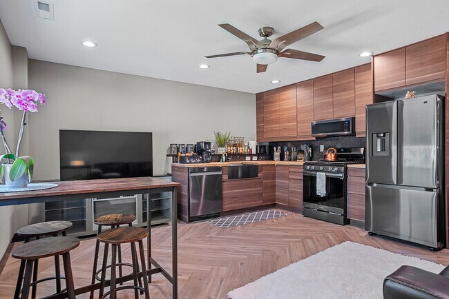 Foto del edificio - 5011 Charmwood Dr