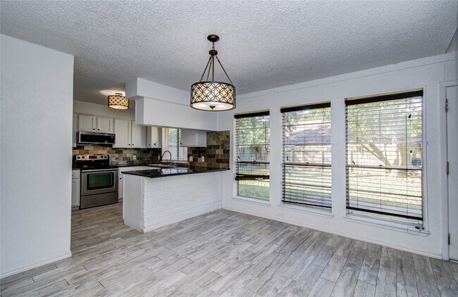 Foto del edificio - 5311 Sweetwind Ln