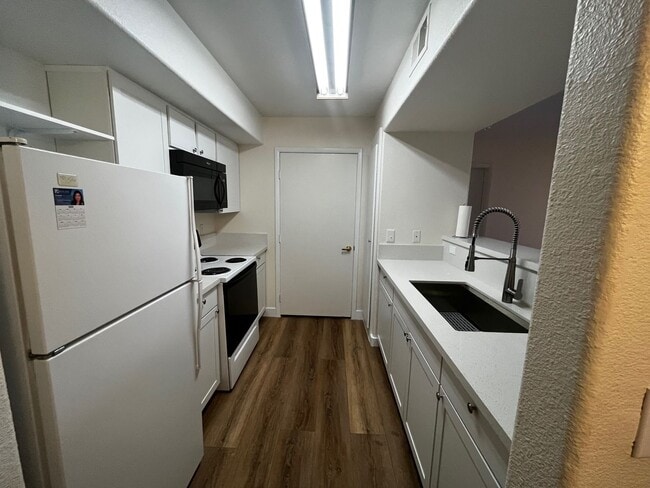 Foto del edificio - Beautiful Condo with Dual Master Bedrooms – Prime Green Valley Location!