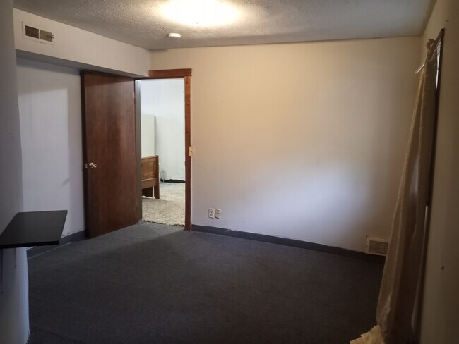 Building Photo - 905 N Dodge St
