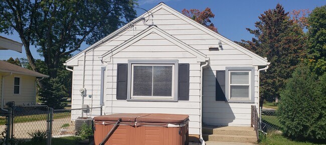 Building Photo - 553 Kelly St