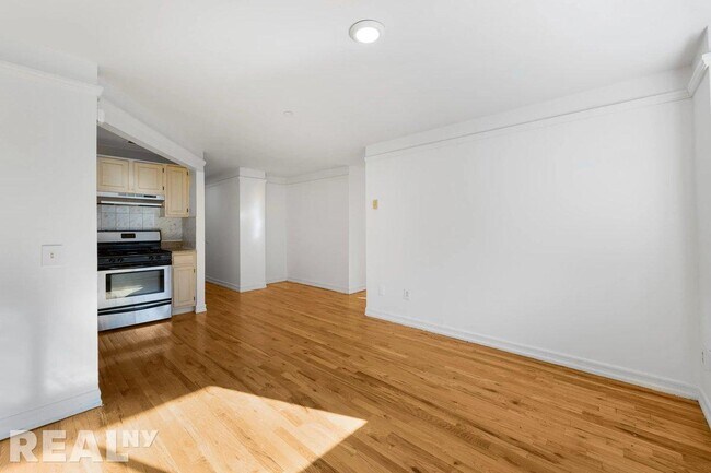 Foto del edificio - 394 E 8th St