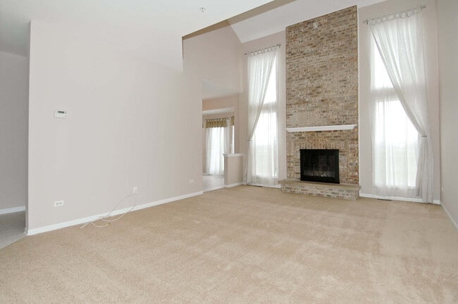 Building Photo - 2162 Yale Cir