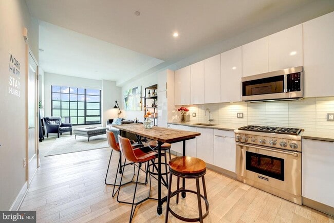 Building Photo - 45 Sutton Square SW
