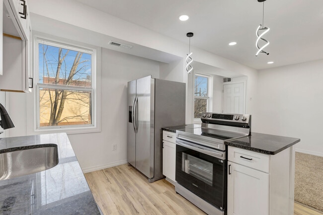 Building Photo - 422 Watkins St