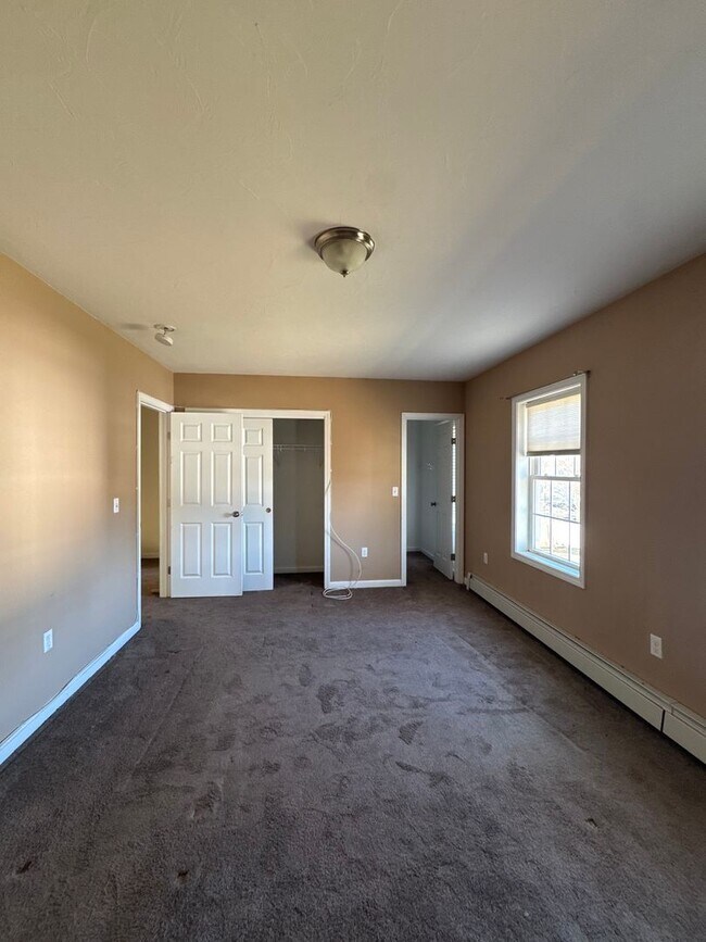 Building Photo - 2 Bedroom 1.5 bath Townhouse
