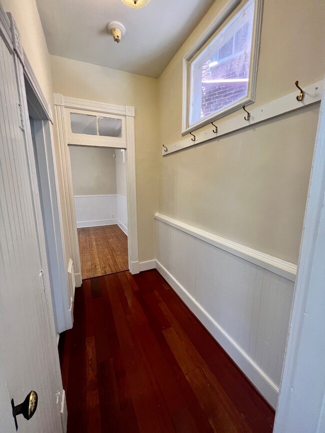 Building Photo - 212 W Main St