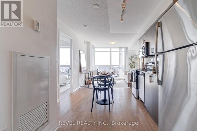 Photo du bâtiment - 830-1830 Lawrence Ave W