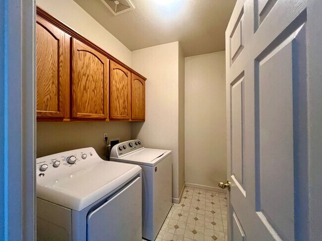 Building Photo - Huge Beautiful 5 bed/3 full bath home in N...