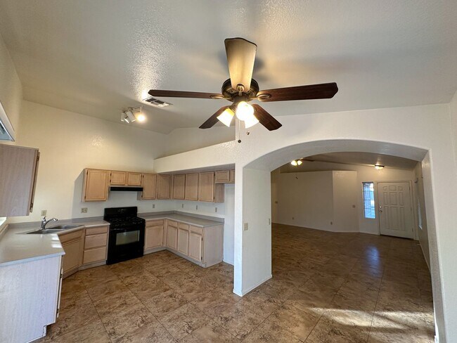 Building Photo - 8325 W Bloomfield Rd
