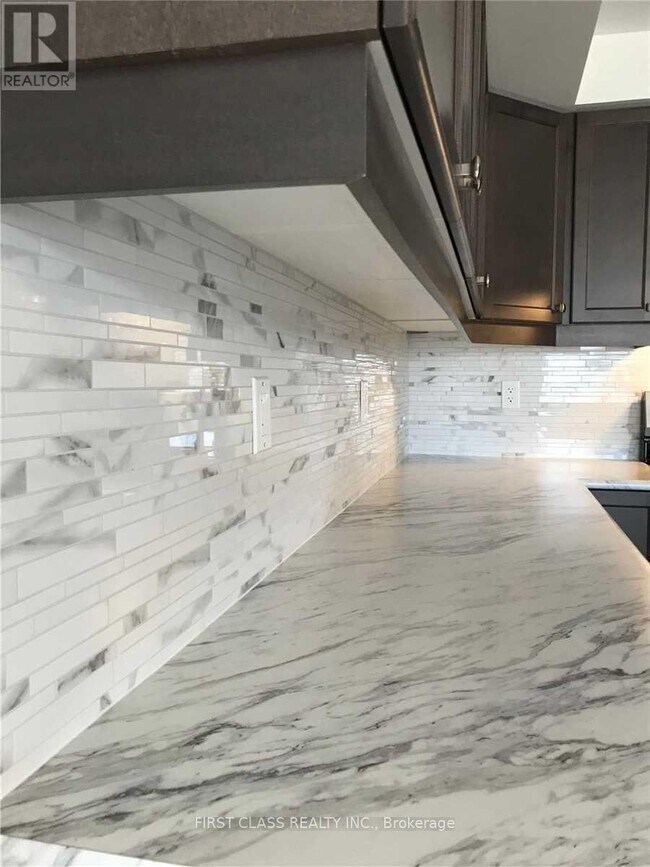 Photo du bâtiment - 944 Balsam Ct