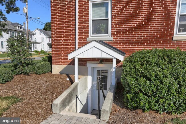Building Photo - 700 N Railroad St
