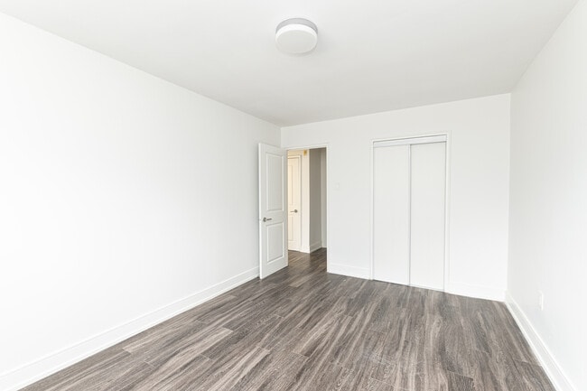 Building Photo - 543 Mornington Av