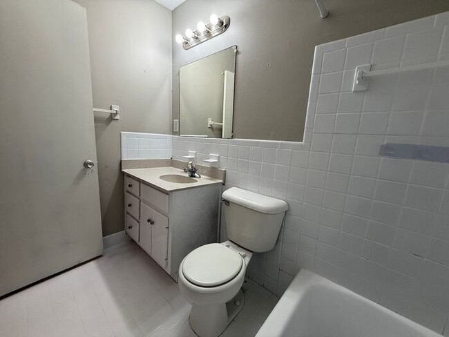 Foto del edificio - Remodeled 1 Bedroom Apartment!!! Walk to t...