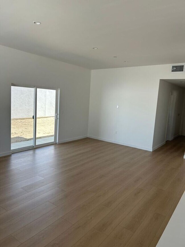 Foto del edificio - 3 Bedroom 2 Bathroom Single Home with Gara...