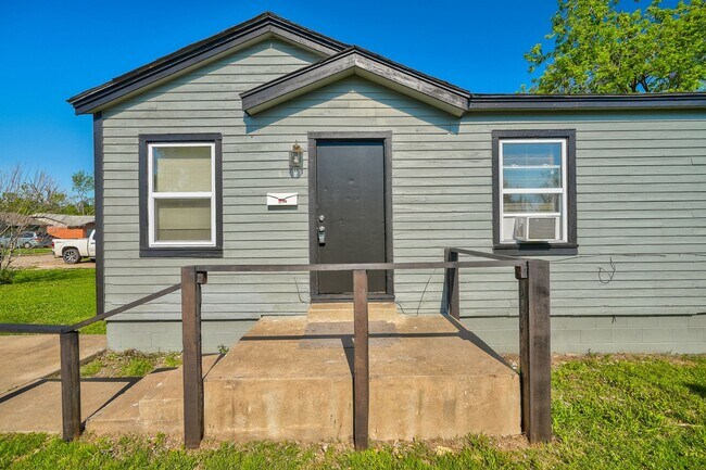 Building Photo - 3 bed 1 bath in Oklahoma City - Half off o...