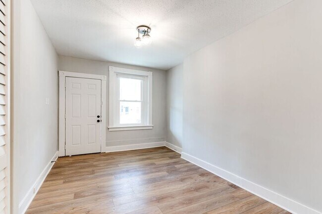 Building Photo - 613 N 32nd St