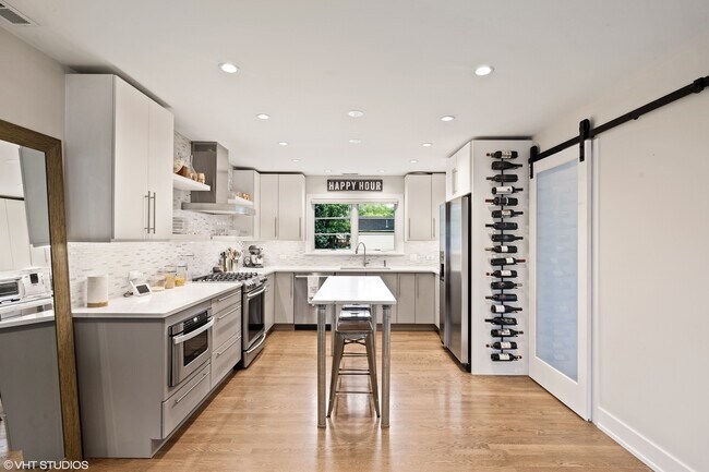 Building Photo - 615 N La Londe Ave