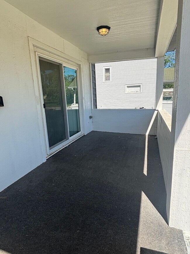 Building Photo - 2208 Maple St