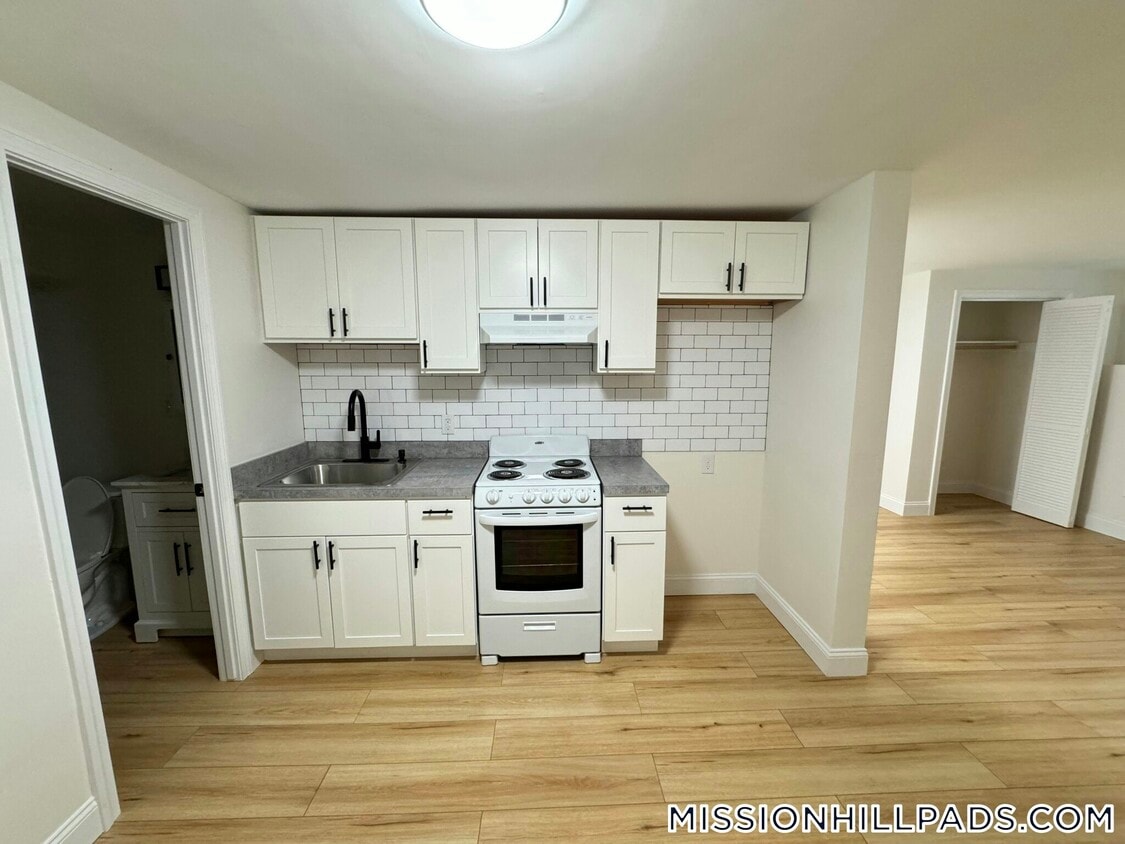 Building Photo - 892 Huntington Ave