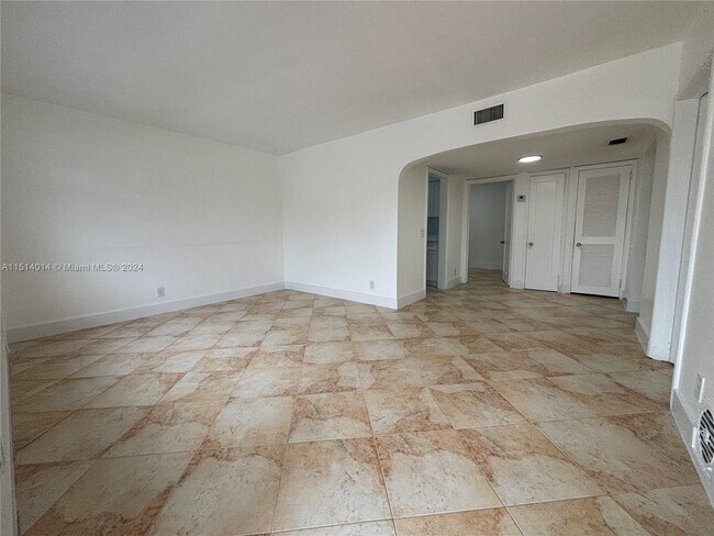 Building Photo - 111 SW 31st Ct