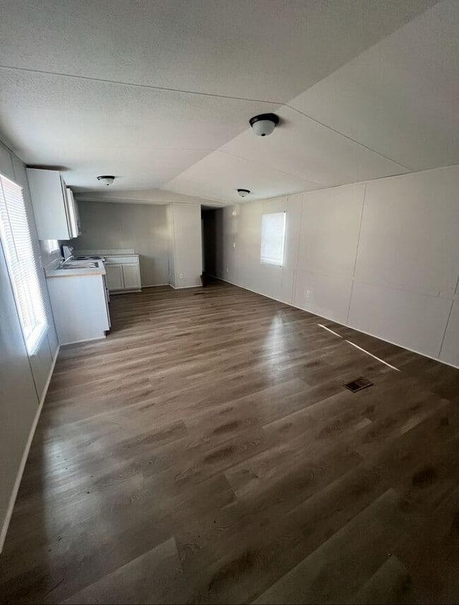 Building Photo - Perfect Family Home: 2 Bed, 1 Bath Apartme...