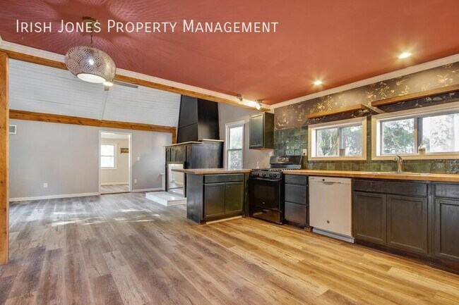 Building Photo - 5875 Lakeview Terrace