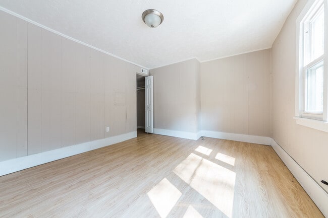 Building Photo - Available August 1st 2024 - Beautiful 5 Be...