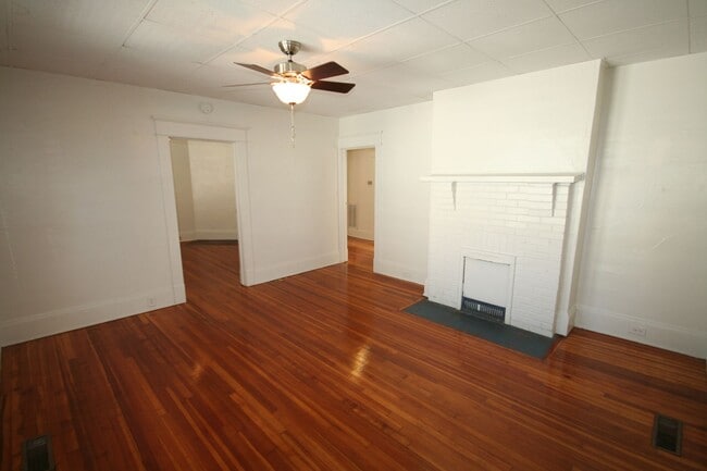 Building Photo - 1308 W Chapel Hill St