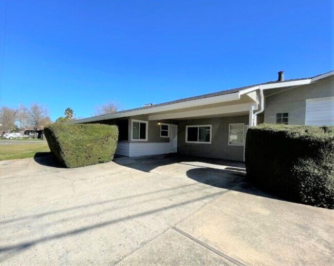 Building Photo - Great Arden Manor Home Located in San Juan...