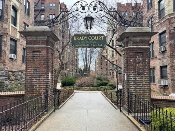 Foto del edificio - 754 Brady Ave