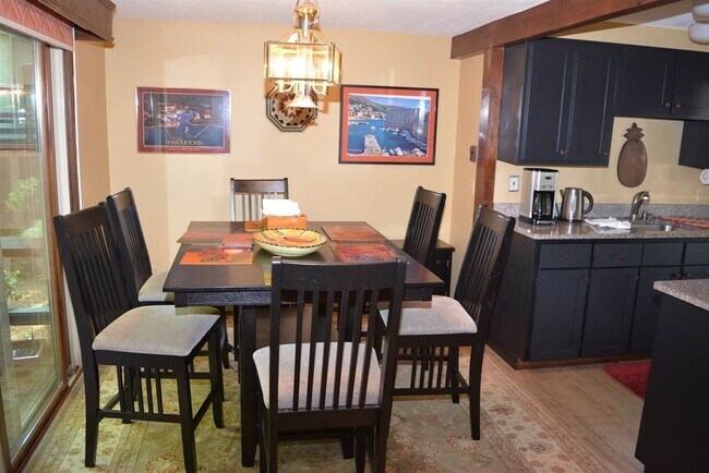 Foto del edificio - 10 Bay Tree Ln