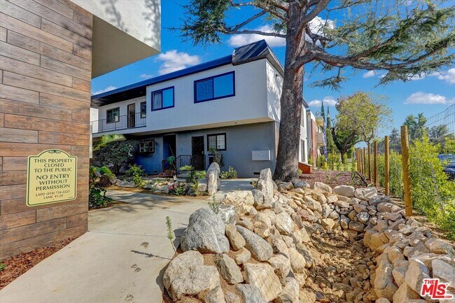 Foto del edificio - 5726 Woodman Ave