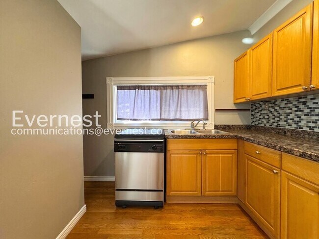 Building Photo - 2-Bed/1-Bath Home/Available Now!