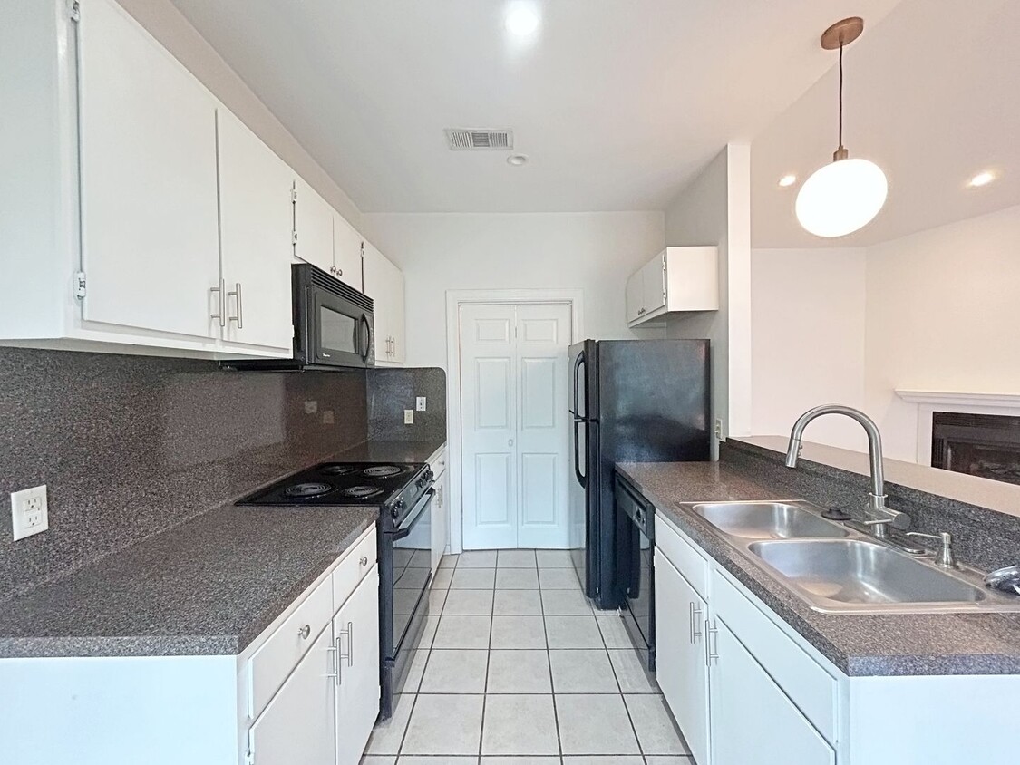 Primary Photo - 2 Bedroom Near Towne Center.