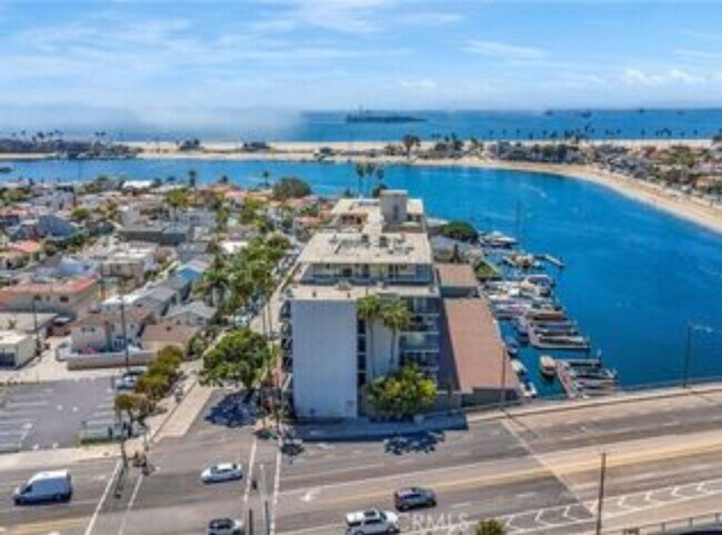 Foto del edificio - Spacious 2 Bedroom 2 Baths Condo with Water Views, Pool, and Parking!