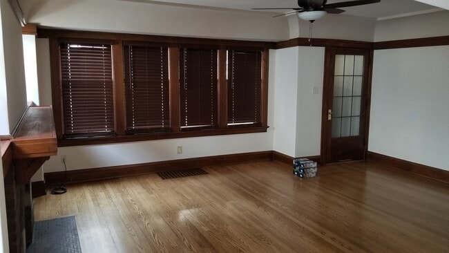 Living room. - 1522 E Marion St