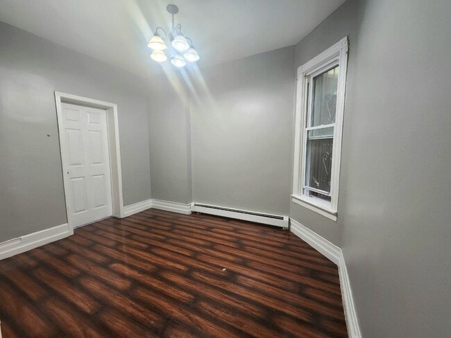 Building Photo - 266 1/2 Garside St
