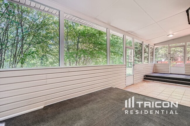 Foto del edificio - 713 Forestglen Dr