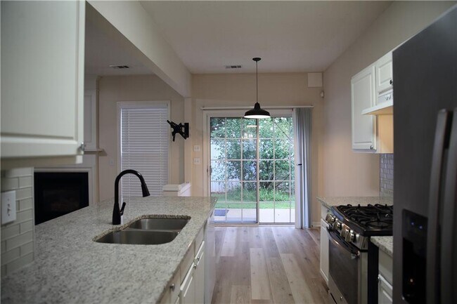 Foto del edificio - 5454 Medlock Corners Dr