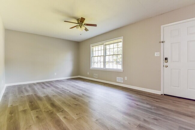 Foto del edificio - 6681 Green Meadows Ln