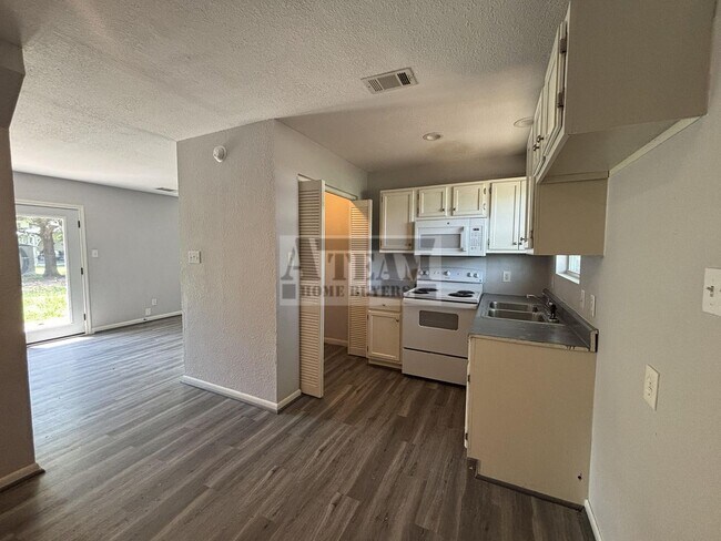 Foto del edificio - Updated 3 bedroom 2 bathroom
