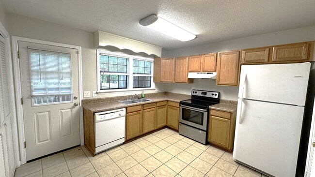 Building Photo - LOVELY 2/1.5 w/ Deck, & Privacy Fenced Yard! Available Now for $1250/month