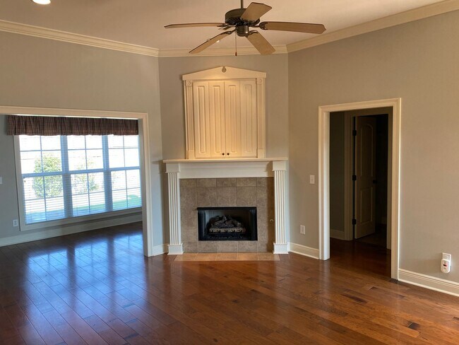 Foto del edificio - ****JUST REDUCED****720 Chombard Dr Brando...