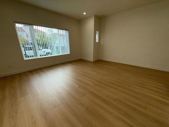 Foto del edificio - 1327 N Kingsley Dr