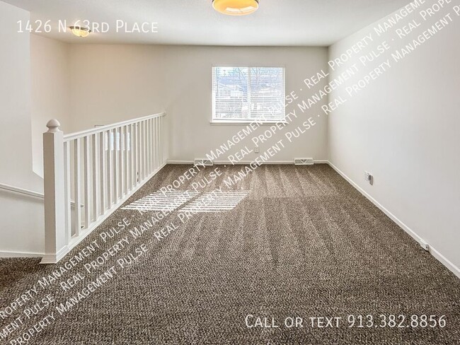 Foto del edificio - Freshly Remodeled 2BR/1.5 BA Duplex in KCK